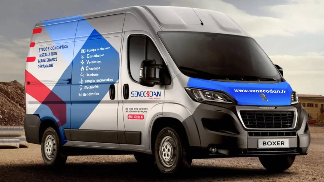 Camion Senecodan floqué sur un chantier